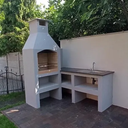 Apartament Voeroesko -lak Szauna Es Jakkuzi Hasznalattal Balatonalmádi