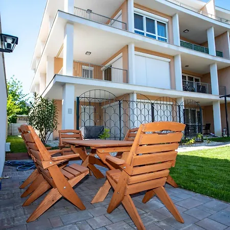 Apartment Voeroesko -lak Szauna Es Jakkuzi Hasznalattal Balatonalmadi